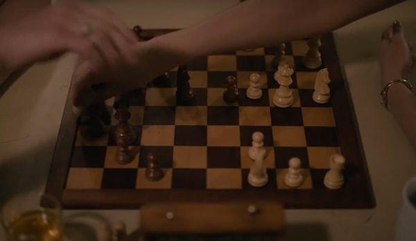 19. Ekranda gözüken, Beth'in kafasında kurduğu satranç hamleleri gerçek hamleler olduğu için daha sonra özel efektleri yapan takım da satranç oynamayı öğrenmiş.