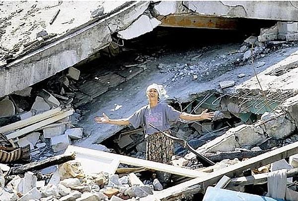 1999 depreminde ise bu kadar hazırlıklı değildim, hiçbirimiz değildik... Depremde hayatını kaybeden çoğu insan gibi yatağımda ve savunmasızdım...