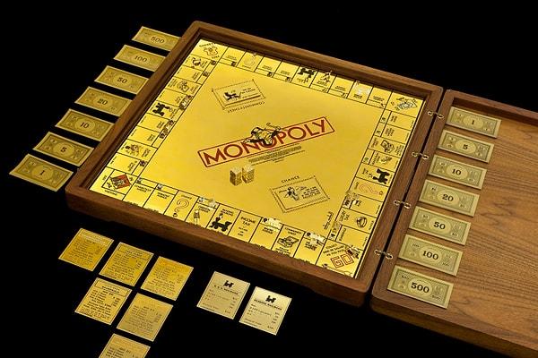 4. 1998'de Sidney Mobell isimli kuyumcu, elmas ve altından 2 milyon dolar değerinde dünyanın en pahalı Monopoly setini yaptı.