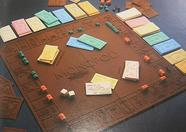 1978'de Neiman Marcus markası yılbaşı kataloğu için 600 dolar değerinde tamamı çikolatadan yapılma bir Monopoly üretti.
