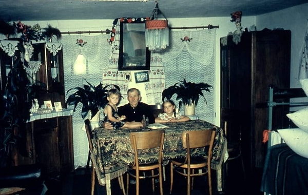 8. В деревенском доме зажиточной семьи