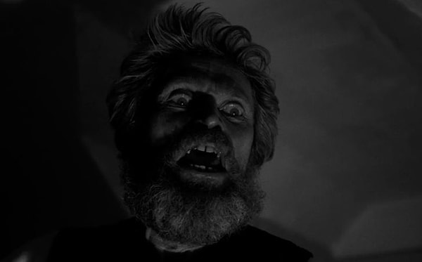 14. 'Deniz Feneri' filminde Willem Dafoe gözünü neredeyse 2 dakika boyunca kırpmamıştır ve bu sahne tek çekimde tamamlanmıştır.