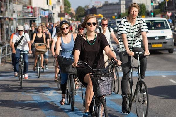 14. Danimarkalılar yürümeyi öğrenir öğrenmez bisiklete binmeyi öğreniyorlar . Dışarıda kar yağsa bile en popüler ulaşım türüdür. Ancak, gerçekten kask takmıyorlar.