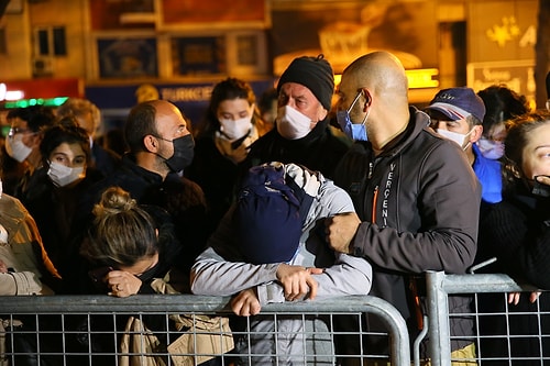 İzmir Depreminde Hayatını Kaybedenler Karanfillerle Anıldı