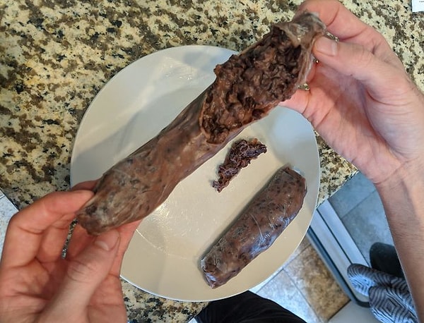 22. "Мой сосед по комнате не ожидал, что буррито с черными бобами в рисовой бумаге будет выглядеть так..."