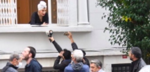 Gittiği kuaförün camından magazin muhabirleri ile konuşan İrem Derici, etraftan geçenlerin şaşkın bakışlarına maruz kaldı!