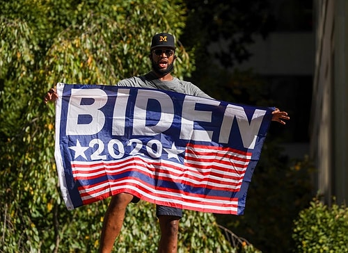 ABD'de Halk, Biden'ın Zaferini Kutlamak İçin Sokaklara Döküldü