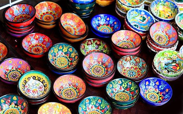Binlerce yıldır birçok farklı medeniyetin oluşturduğu zengin Anadolu kültüründen esinlenerek özenle seçilmiş, özgün el yapımı ürünleri müşterileri için tedarik ediyorlar.