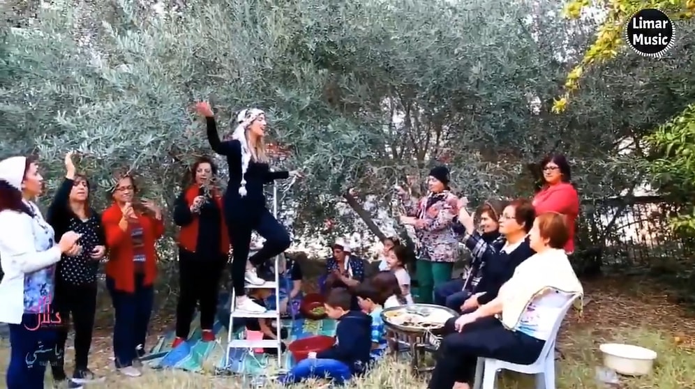 Lübnan'da Zeytin Hasadı Yapan Kadınlar Şarkı Söylerken Siz Hipnoz Olacaksınız