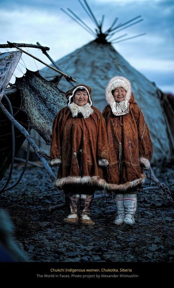 4. "Bering Denizi kıyılarında bulunan çadırlarının önünde poz veren Çukçi yerliler."