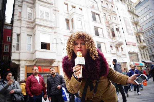 Gerçekten Türkiye'nin gelmiş geçmiş en ilginç sokak fenomenlerinden bir tanesi Madam Marika. Şu an sokağa çıksanız İstiklal Caddesi'nde ya da Beyoğlu'nda bir sokakta, elinde mikrofonuyla şarkı söylerken bulursunuz.