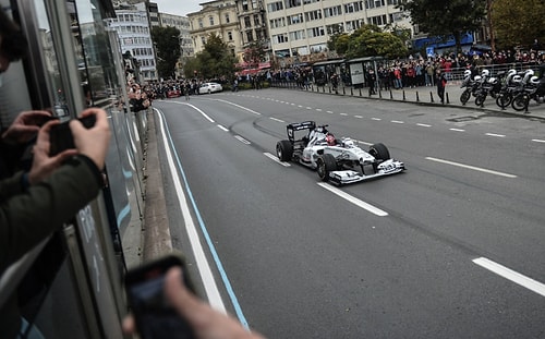 Formula 1 Araçları İstanbul Etabının Tanıtım Filmi İçin Galata ve Eminönü'nü Turladı