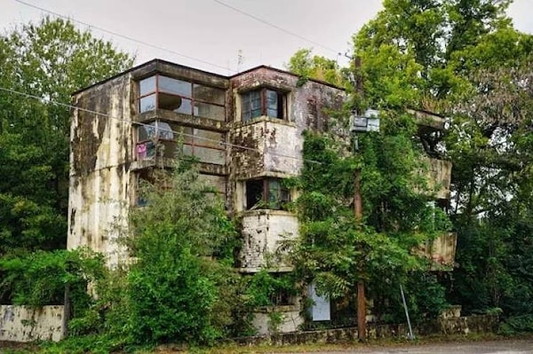 11. Жилой комплекс прошлого века в Алабаме, утопающий в дикой зелени.