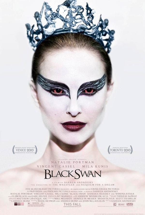 11. Natalie Portman, 'Black Swan' filminin çekimlerinde yönetmen Aronofsky gerginlik duygusunun iyice gözükmesi için film dışında Mila Kunis'i ve kendisini sinsice birbirine düşürmeye çalıştığını açıklamış.