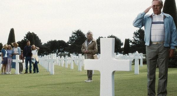 10. 'Er Ryan'ı Kurtarmak' adlı filmde; James'in, Yüzbaşı Miller'ın mezarını ziyaret ettiğinde eşine onu kurtarmak için yapılan fedakarlıklara layık olup olmadığını sorması.