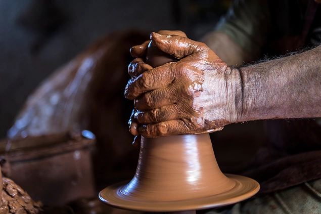 We all have ceramic plates or mugs in our houses, but do we really know what it is and how it is done? Let's start with what ceramic is...