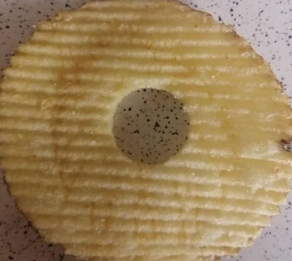 10. "Картофельная чипсинка с идеальной дыркой внутри".