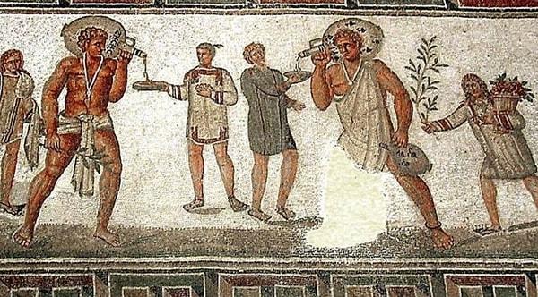 12. Antik Roma'da erkekler, mahkemeye çıkarıldıkları zaman doğru ifade verdiklerine dair testislerinin üzerine yemin ederlerdi.