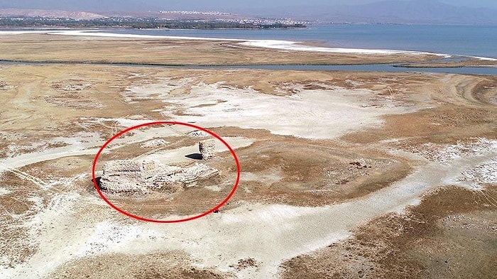 Van Gölü'nde Sular Çekilince Tarihi Kale Ortaya Çıktı: 'Restorasyon Gerekli'
