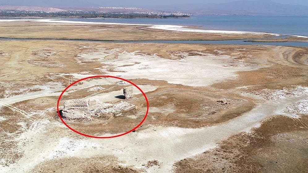 Van Gölü'nde Sular Çekilince Tarihi Kale Ortaya Çıktı: 'Restorasyon Gerekli'