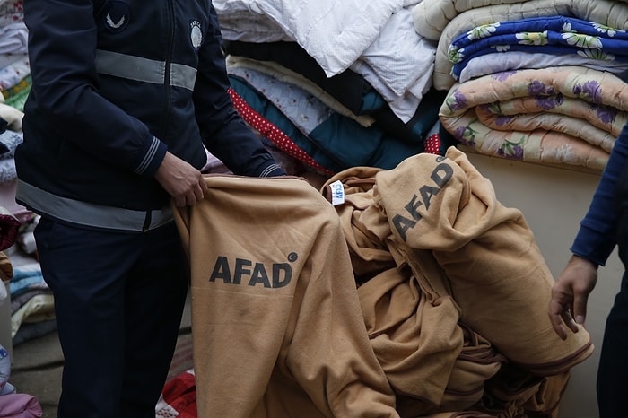 İzmir'de Depremzedeler İçin Gönderilen Battaniyeleri Satmışlar