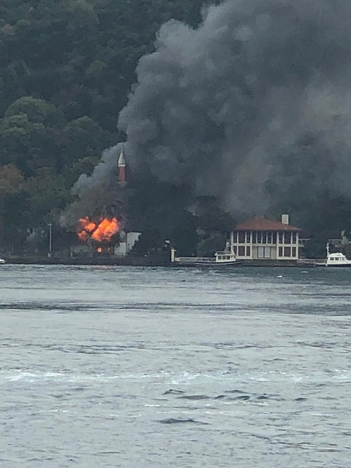 Üsküdar'daki 350 Yıllık Tarihi Vaniköy Camisi Alevlere Teslim Oldu