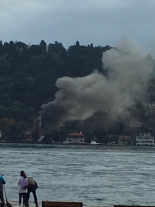 Üsküdar'daki 350 Yıllık Tarihi Vaniköy Camisi Alevlere Teslim Oldu