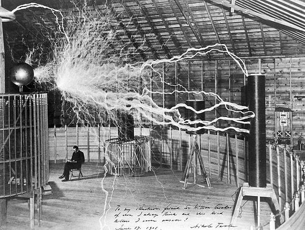 8. Nikola Tesla'nın bobin ile çok fazla elektrik yaptığı an.