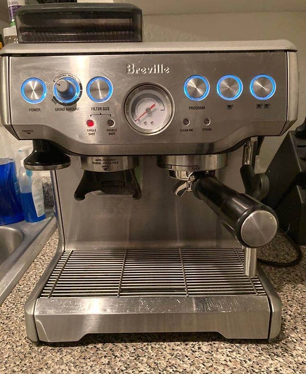 2. "Забрал эту малышку с помойки, погуглил, что с ней не так, посмотрел несколько видеороликов на YouTube о том, как ее отремонтировать, и теперь у меня есть превосходная кофеварка для эспрессо, которая работает как часы!"