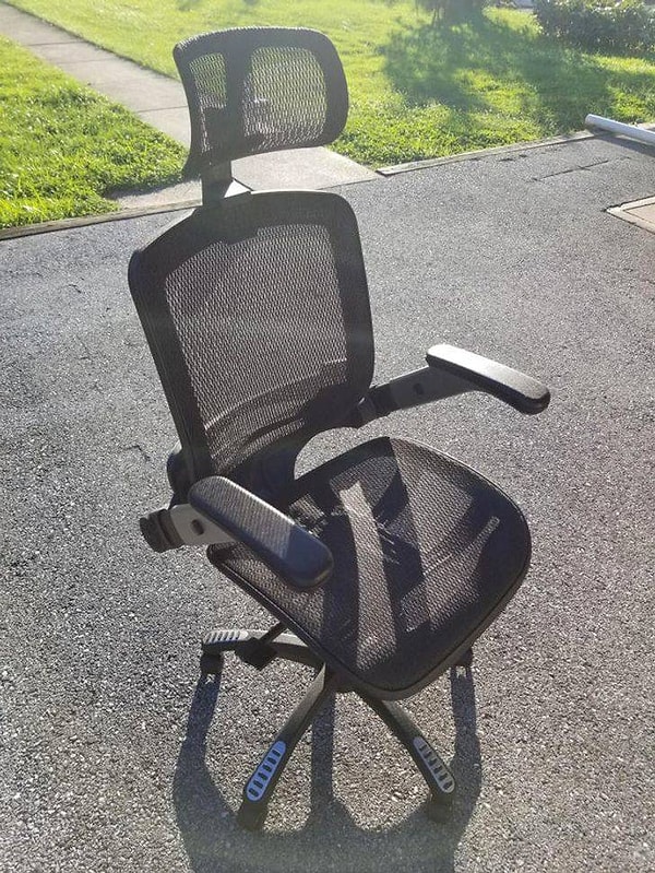 9. "Обнаружил на помойке вот такое удобное офисное кресло. А потом успешно его продал по выгодной цене!"