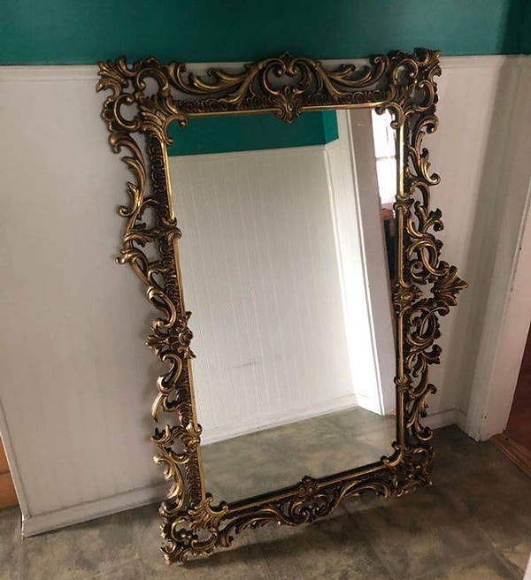 10. "Я работаю школьным фотографом. В один прекрасный денек я подъезжаю к начальной школе, где должен был фотографировать, как вдруг замечаю это огромное роскошное зеркало, выставленное на выброс. Я не мог не взять его себе!"