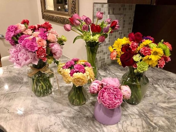 12. "Цветочный магазин выбросил десятки букетов, потому что часть цветов увяла, но многие из них можно было спасти. Я принесла их домой, рассортировала и собрала новые яркие композиции".