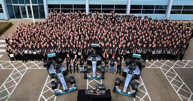 Her bir Formula 1 takımı 600 kişiden oluşuyor.