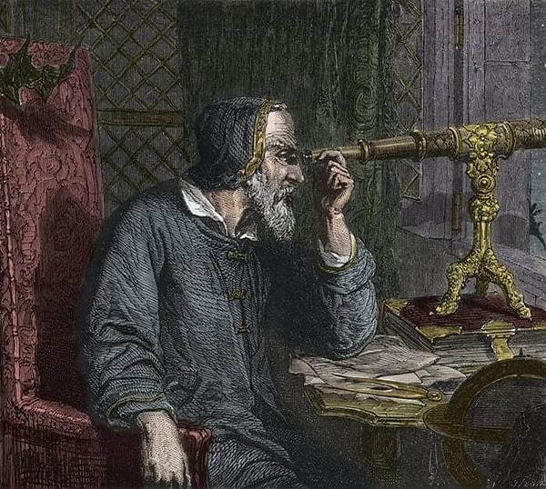 Ve Galileo Galilei... Teleskopu bilimsel amaçla ilk kez gökyüzüne çeviren ve uzayın hiç de kutsal kitapta ya da Aristoteles-Batlamyus sisteminde anlatıldığı gibi olmadığını fark eden ilk insan.
