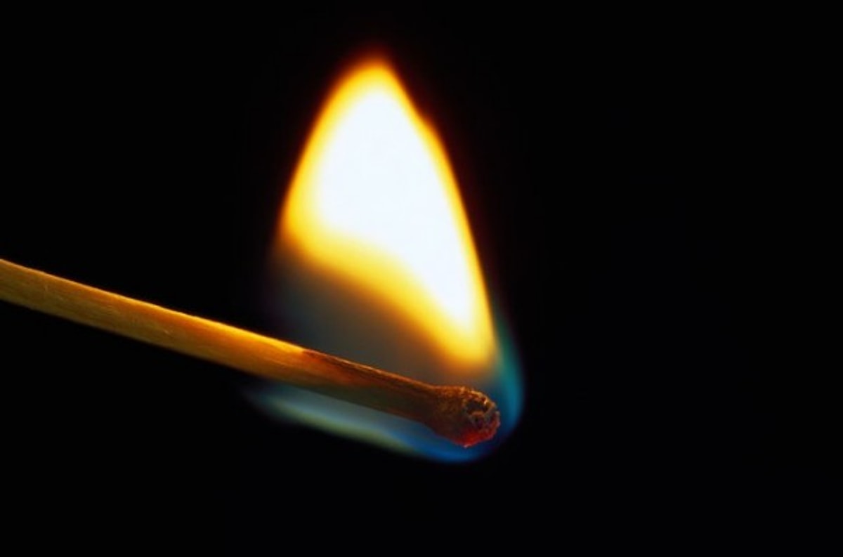 Воспламениться. Зажженная спичка. Вода тушит огонь. Спичка с огнем. Огонь из баллончика.