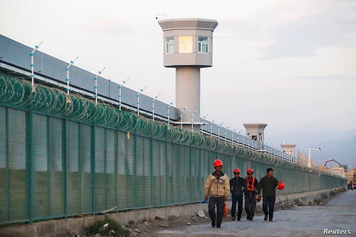 İnternetten Sipariş Ettiği Terliğin İçinden 'Lütfen Uygurlara Yardım Edin, Çin'de Hapisteyim' Mesajı Çıktı