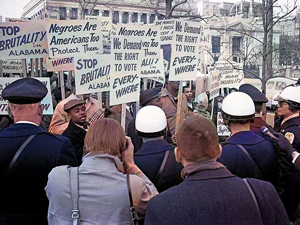 1. Протестующие стоят против полицейского у Белого дома в 1965 году.