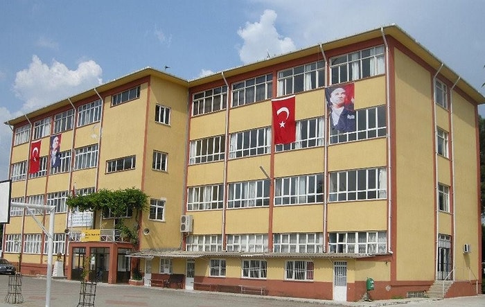 İmam Hatip Lisesinde Derse Sarıkla Gelen Öğrenciden Öğretmene: 'Saçını Başını Açıp Gelmişin, Kadın Demem Döverim'