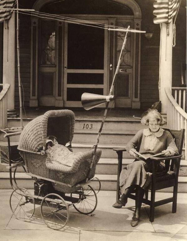 26. Üstünde anten ve hoparlör olan bir radyolu bebek arabası. 1921 yılında Amerika'da bebeklerin sessiz olması için kullanılıyordu.