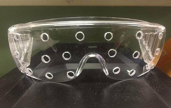 15. "Защитные очки с вентиляцией, которые не запотеют при распылении едких химикатов. Спешите заказать прямо сегодня, пока товар есть в наличии!"