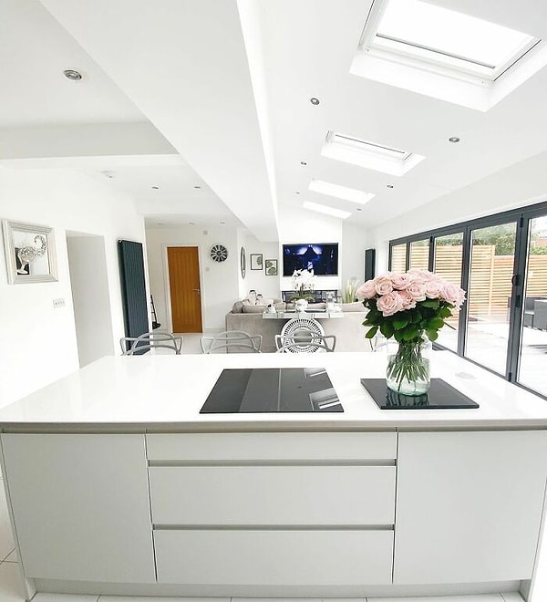 Кухня и гостиная соединены вместе, но разделены стойкой.