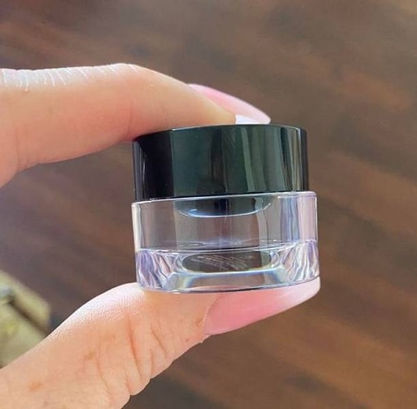 1. "Смехотворное количество подводки в абсолютно несоразмерной баночке".