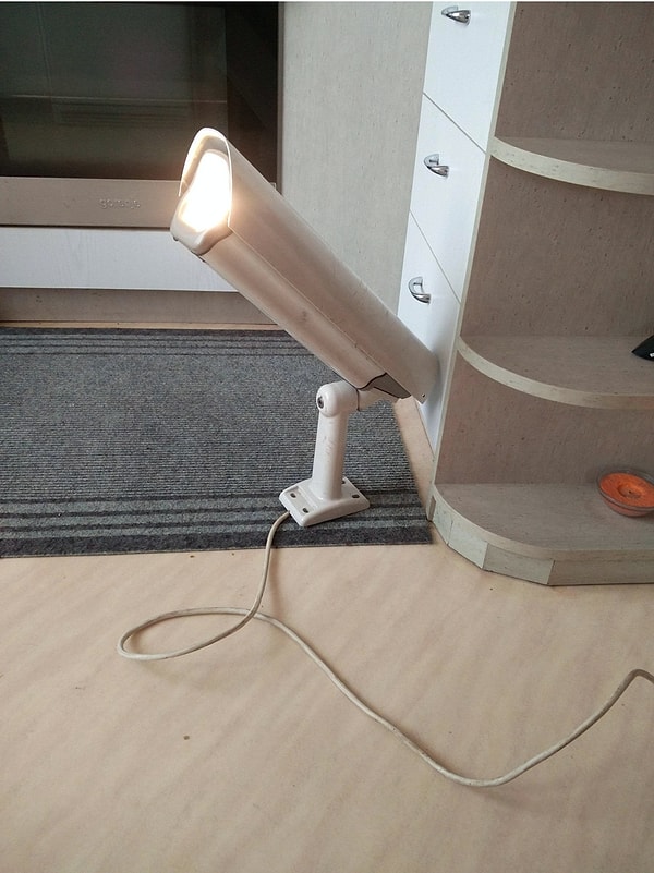 13. "15 лет назад, будучи пьяным, я украл эту камеру наблюдения и сделал из нее светильник". Великолепно получилось, так бы и поставил такую лампу у себя дома.