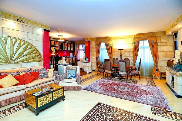 3. От белого мраморного пола и колонн на стенах до статуй, вдохновленных египетской мифологией, и декора мебели - все в этом месте кричит о Древнем Египте.