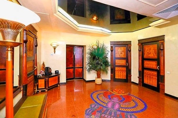 7. Эта уникальная квартира находится на четвертом этаже и предлагает своему будущему жильцу щедрые 184 кв. м жилой площади, разделенной на 2 спальни, кухню, гостиную, кабинет, большую гардеробную и 2 ванные комнаты.