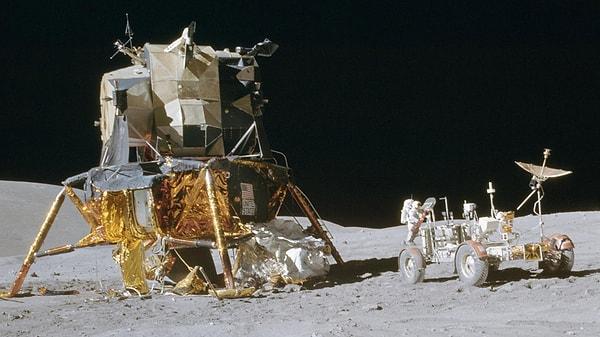 ABD'nin Apollo programı kapsamında ise 1969'dan 1972'ye kadar 12 astronot Ay'a inmeyi başardı ve bu yolculuklar sırasında 382 kilogram taş ve toprak taşındı.