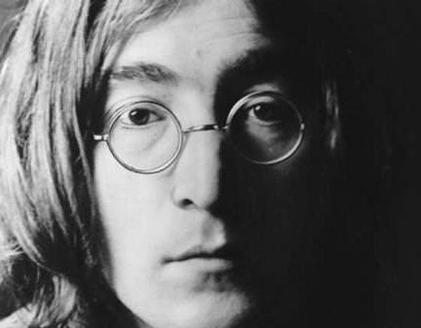 15) 1980 Aralık ayında Beatles solisti John Lennon New York'ta Mark Chapman adında biri tarafından öldürülmüş. Sonrasında NBC bir belgesel yapmış ve John Lennon'u oynaması için teklif götürdüğü oyuncunun adının katille aynı, yani Mark Chapman olduğunu sonradan fark etmiş ve projede başka birini oynatmış. Ancak oyuncu olan Mark Chapman sonradan yine bir yolunu bulmuş ve John Lennon'u canlandırmış...