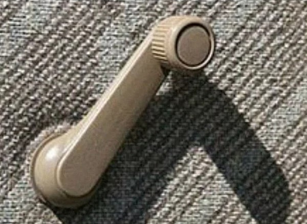 2. Современные дети никогда не поймут, сколько усилий нам требовалось, чтобы открыть окно машины.