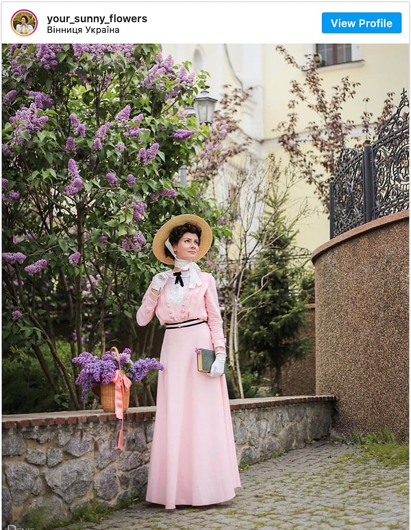 10. Ношение длинных платьев и чулок, конечно, несет с собой определенные трудности в силу погодных условий. Мила отвечает, что всегда имеет запасную пару белых чулок при себе.