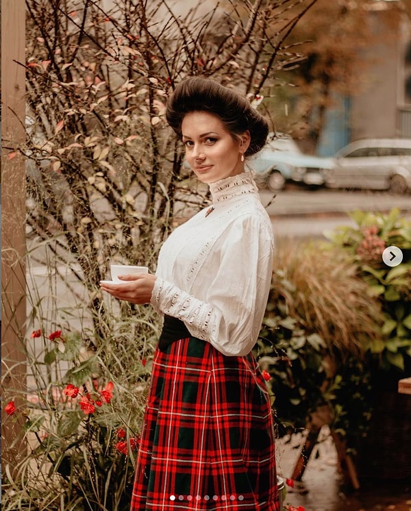 11. Мила находит много блузок и обуви в секонд-хендах, а остальную одежду шьет сама, черпая вдохновение из старых книг.